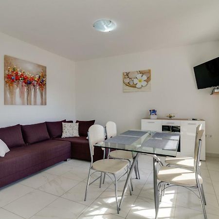 Apartments Tonka Near Beach And Sea Pula Exterior foto