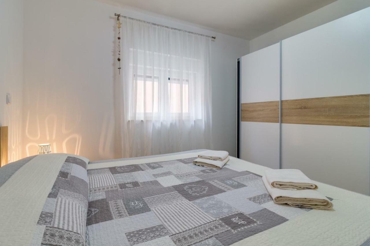 Apartments Tonka Near Beach And Sea Pula Exterior foto
